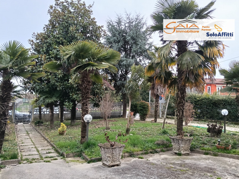 Proponiamo in vendita  casa accostata da ristrutturare completamente, situata nel tranquilla comu...