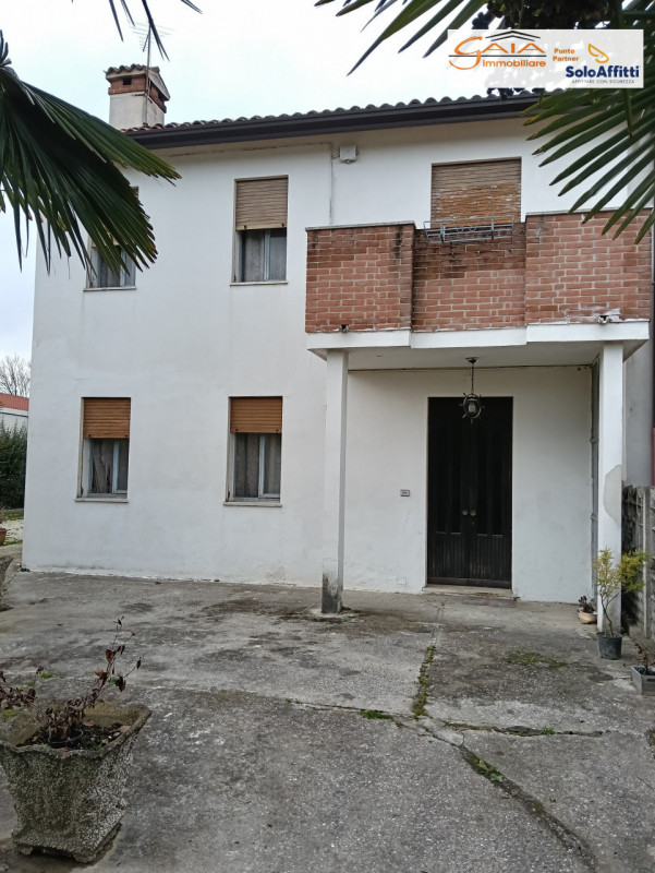 Proponiamo in vendita  casa accostata da ristrutturare completamente, situata nel tranquilla comu...