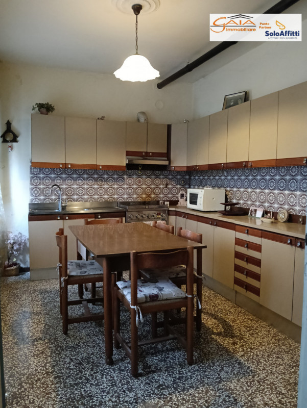 Proponiamo in vendita  casa accostata da ristrutturare completamente, situata nel tranquilla comu...