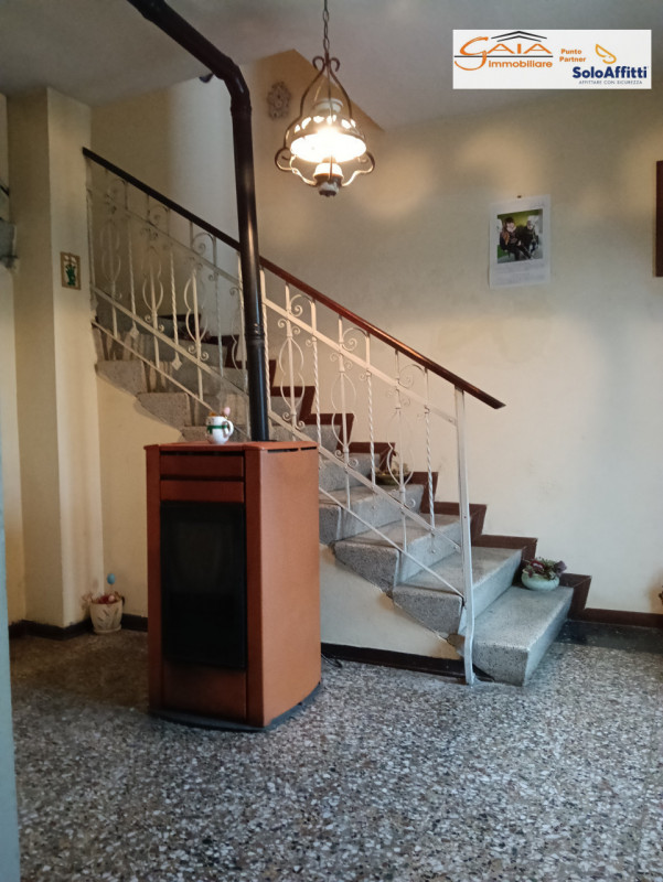 Proponiamo in vendita  casa accostata da ristrutturare completamente, situata nel tranquilla comu...