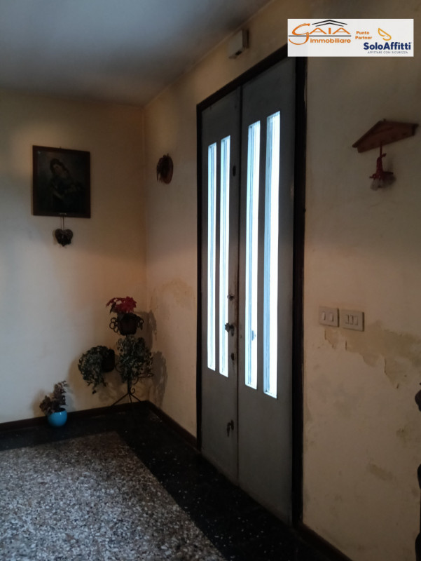 Proponiamo in vendita  casa accostata da ristrutturare completamente, situata nel tranquilla comu...