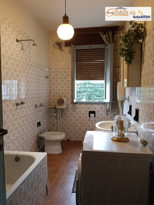 Proponiamo in vendita  casa accostata da ristrutturare completamente, situata nel tranquilla comu...