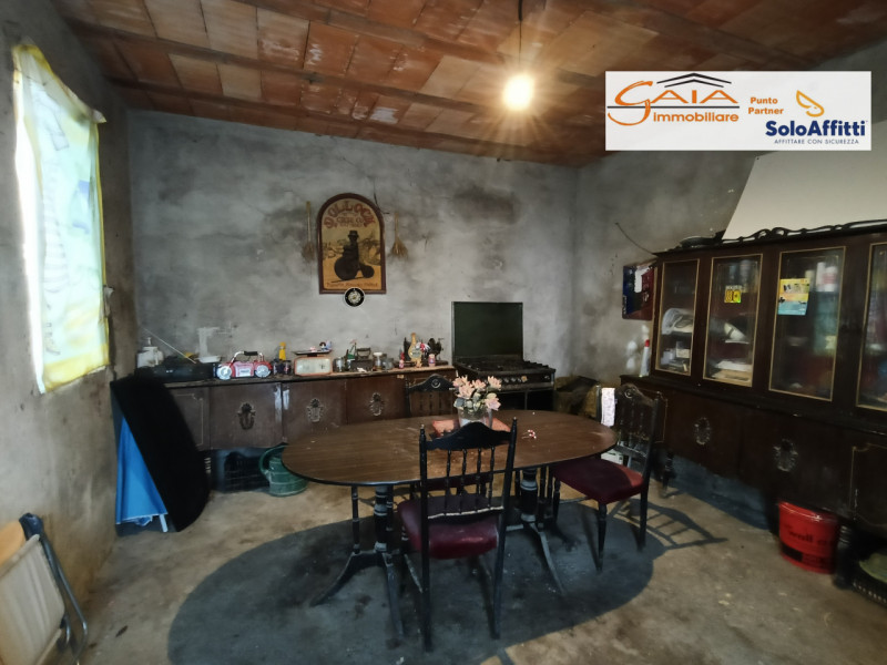 Proponiamo in vendita  casa accostata da ristrutturare completamente, situata nel tranquilla comu...