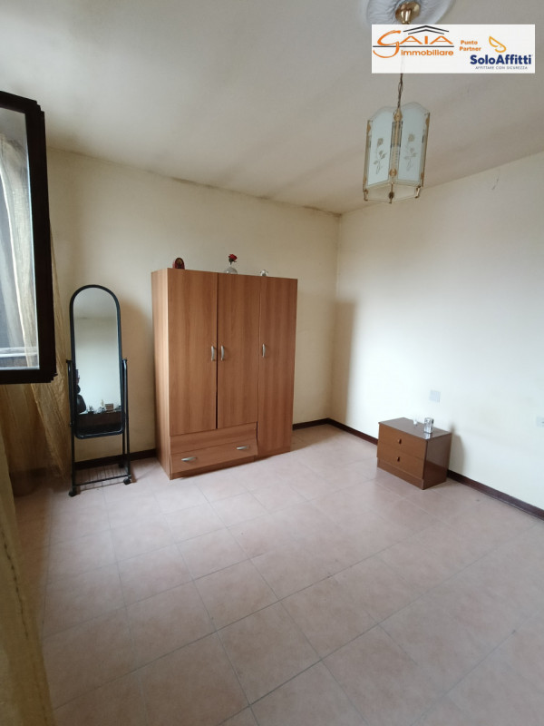 Proponiamo in vendita  casa accostata da ristrutturare completamente, situata nel tranquilla comu...