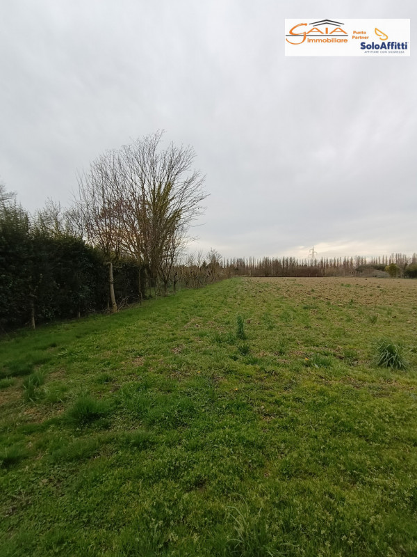 Proponiamo in vendita  casa accostata da ristrutturare completamente, situata nel tranquilla comu...