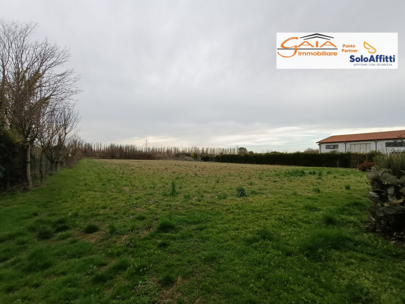 Proponiamo in vendita  casa accostata da ristrutturare completamente, situata nel tranquilla comu...