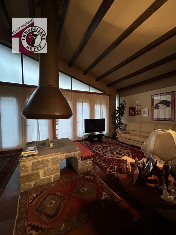 Vendesi CITTADELLA CENTRO CASA SINGOLA di circa 250 mq., in bellissimo contesto residenziale a du...