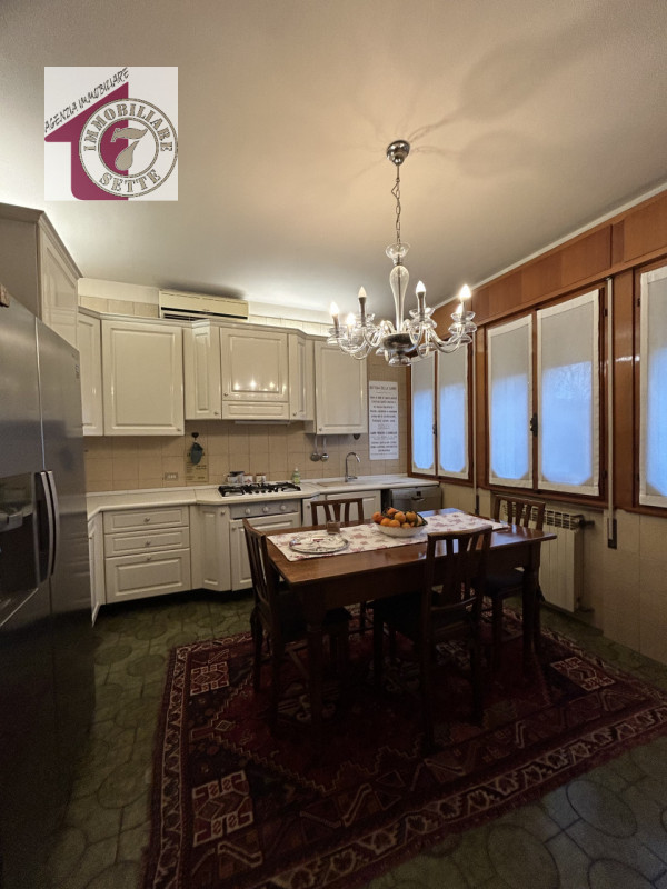 Vendesi CITTADELLA CENTRO CASA SINGOLA di circa 250 mq., in bellissimo contesto residenziale a du...