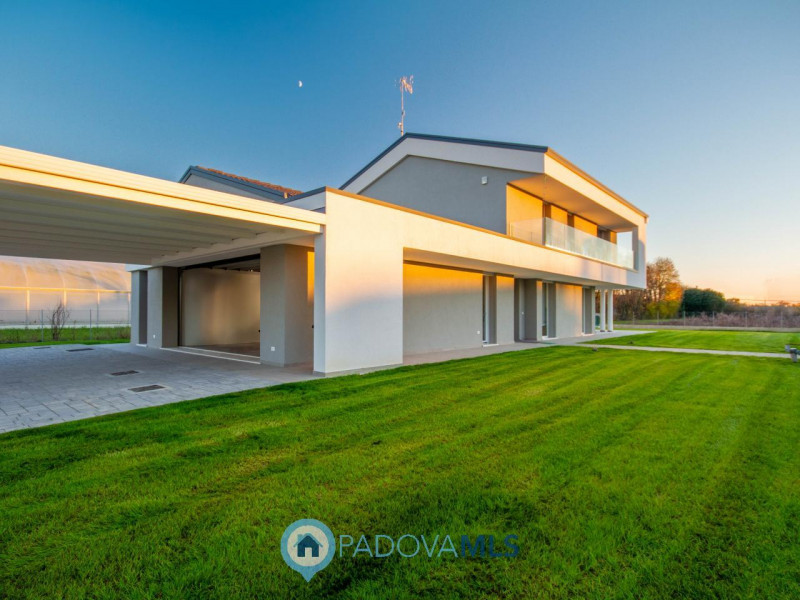 Villa moderna e ristrutturata

Immobile in esclusiva al Gruppo Padova MLS

Nel cuore del prestigi...