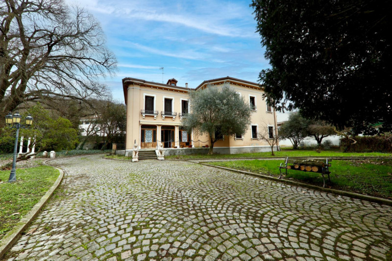 COMPOSIZIONE:
Proponiamo in vendita elegante Villa storica, caratterizzata da spazi ampi e ben di...