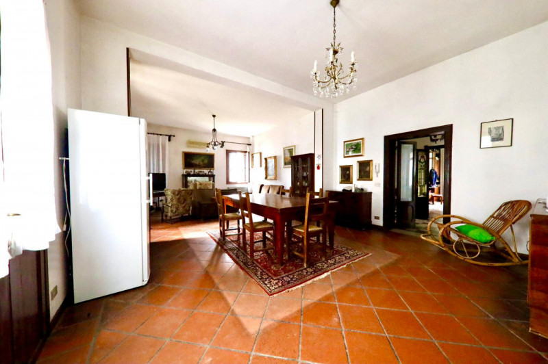 COMPOSIZIONE:
Proponiamo in vendita elegante Villa storica, caratterizzata da spazi ampi e ben di...