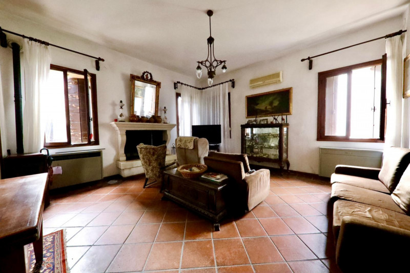 COMPOSIZIONE:
Proponiamo in vendita elegante Villa storica, caratterizzata da spazi ampi e ben di...