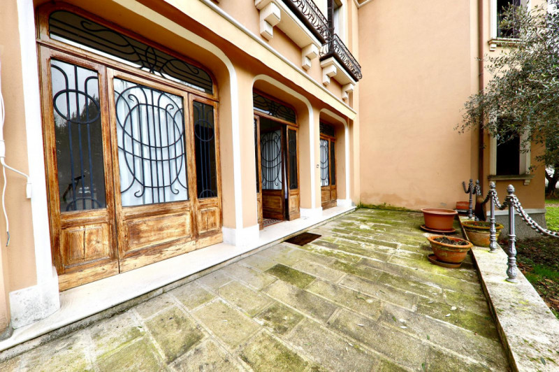 COMPOSIZIONE:
Proponiamo in vendita elegante Villa storica, caratterizzata da spazi ampi e ben di...