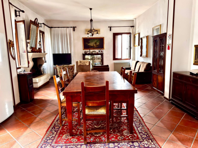 COMPOSIZIONE:
Proponiamo in vendita elegante Villa storica, caratterizzata da spazi ampi e ben di...