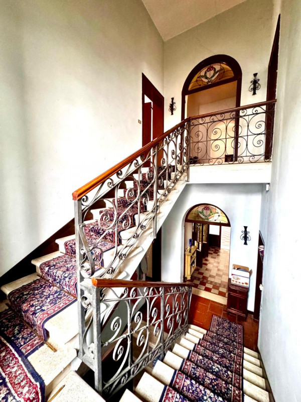 COMPOSIZIONE:
Proponiamo in vendita elegante Villa storica, caratterizzata da spazi ampi e ben di...