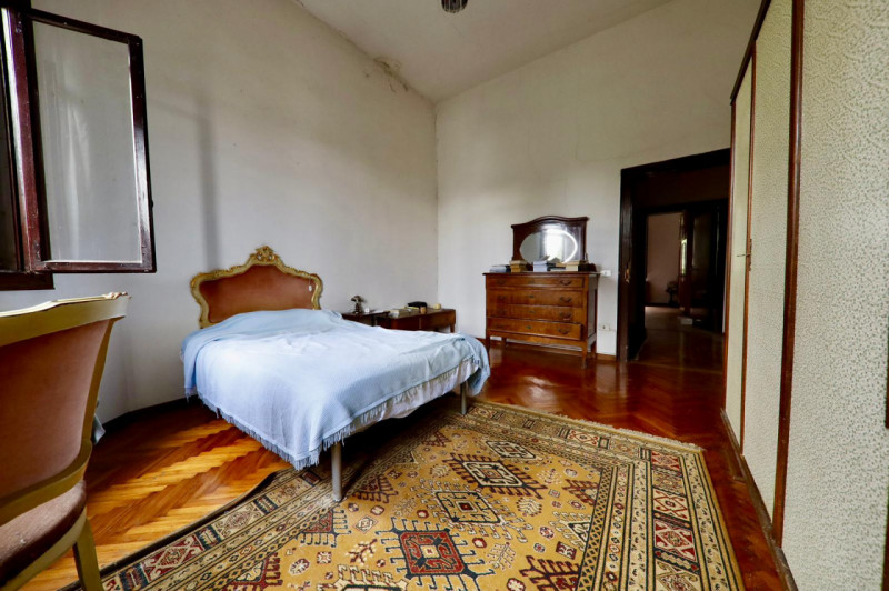 COMPOSIZIONE:
Proponiamo in vendita elegante Villa storica, caratterizzata da spazi ampi e ben di...