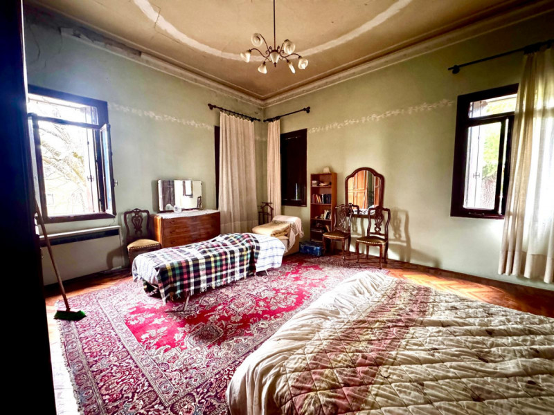 COMPOSIZIONE:
Proponiamo in vendita elegante Villa storica, caratterizzata da spazi ampi e ben di...