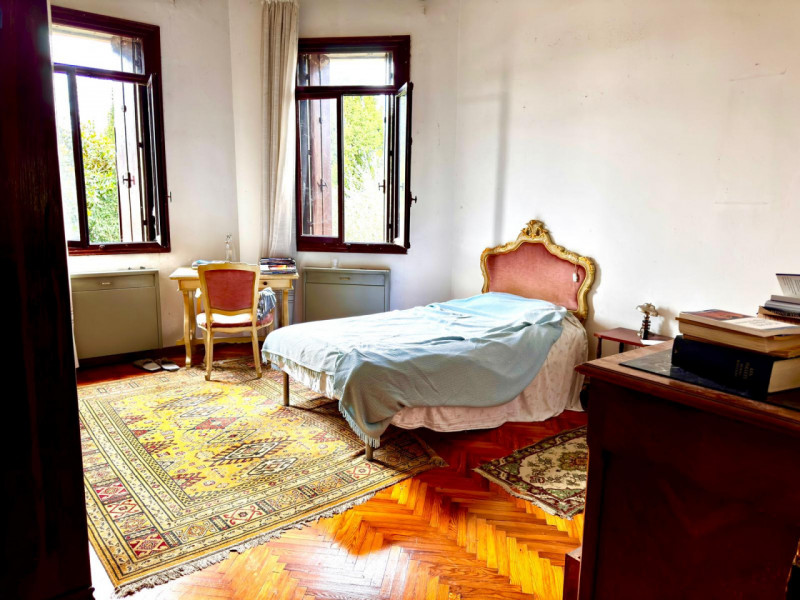 COMPOSIZIONE:
Proponiamo in vendita elegante Villa storica, caratterizzata da spazi ampi e ben di...