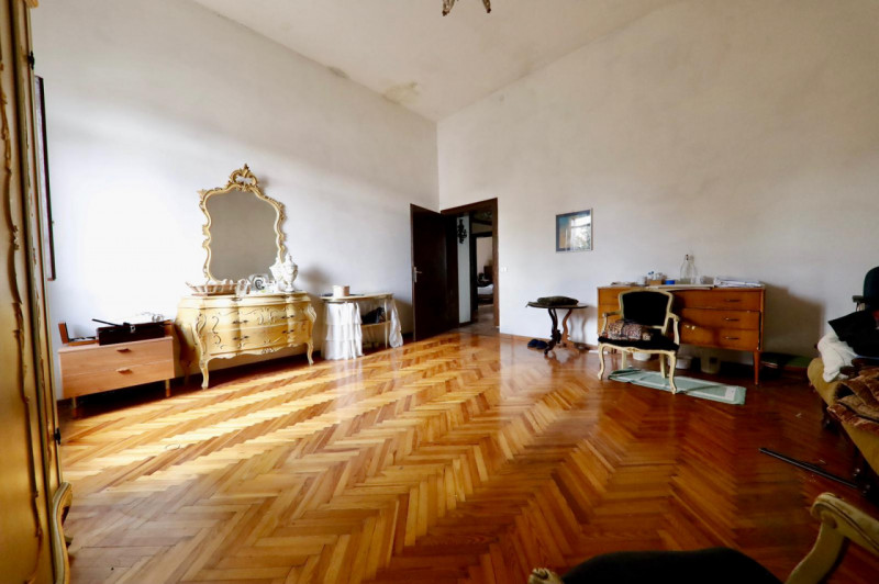 COMPOSIZIONE:
Proponiamo in vendita elegante Villa storica, caratterizzata da spazi ampi e ben di...