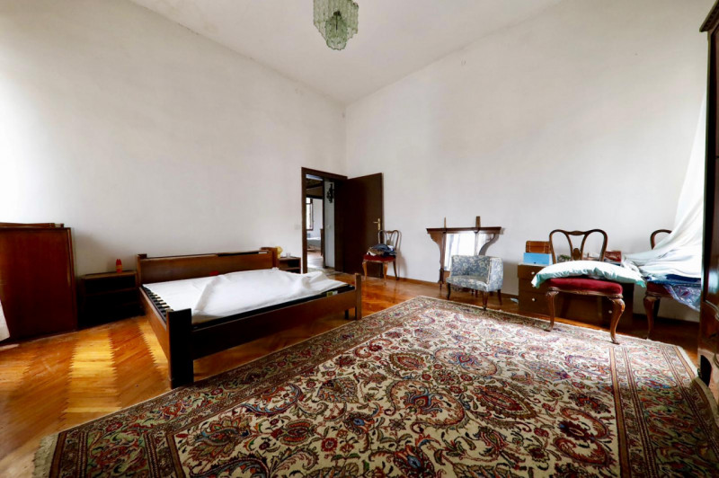 COMPOSIZIONE:
Proponiamo in vendita elegante Villa storica, caratterizzata da spazi ampi e ben di...