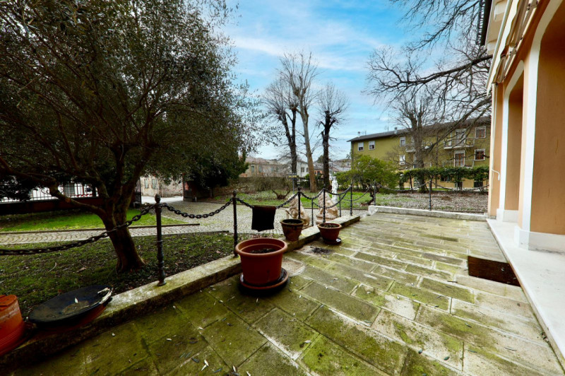 COMPOSIZIONE:
Proponiamo in vendita elegante Villa storica, caratterizzata da spazi ampi e ben di...