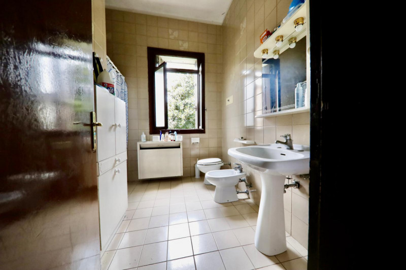 COMPOSIZIONE:
Proponiamo in vendita elegante Villa storica, caratterizzata da spazi ampi e ben di...