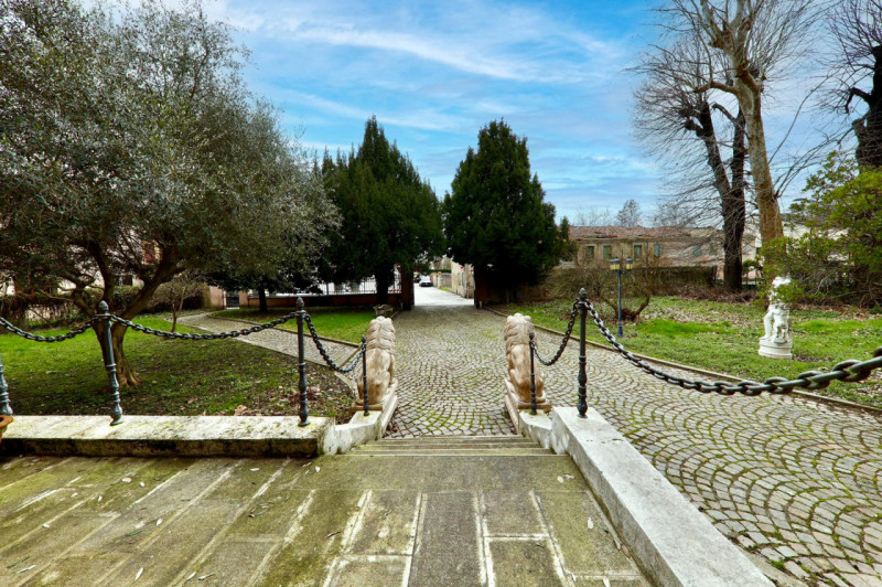 COMPOSIZIONE:
Proponiamo in vendita elegante Villa storica, caratterizzata da spazi ampi e ben di...