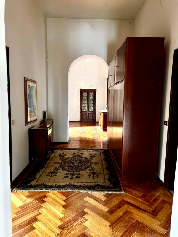 COMPOSIZIONE:
Proponiamo in vendita elegante Villa storica, caratterizzata da spazi ampi e ben di...