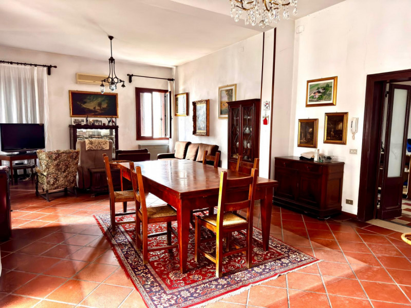 COMPOSIZIONE:
Proponiamo in vendita elegante Villa storica, caratterizzata da spazi ampi e ben di...