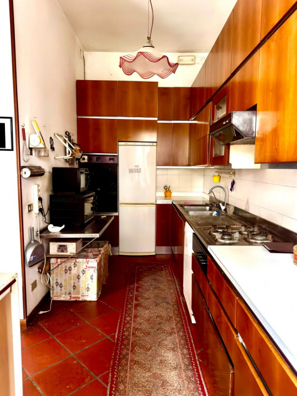 COMPOSIZIONE:
Proponiamo in vendita elegante Villa storica, caratterizzata da spazi ampi e ben di...