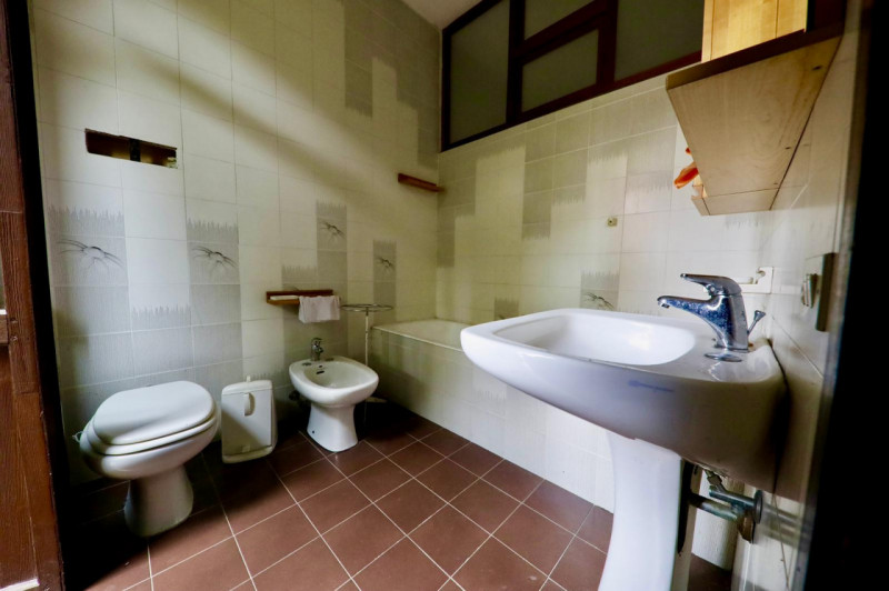 COMPOSIZIONE:
Proponiamo in vendita elegante Villa storica, caratterizzata da spazi ampi e ben di...