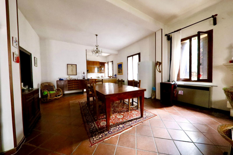 COMPOSIZIONE:
Proponiamo in vendita elegante Villa storica, caratterizzata da spazi ampi e ben di...