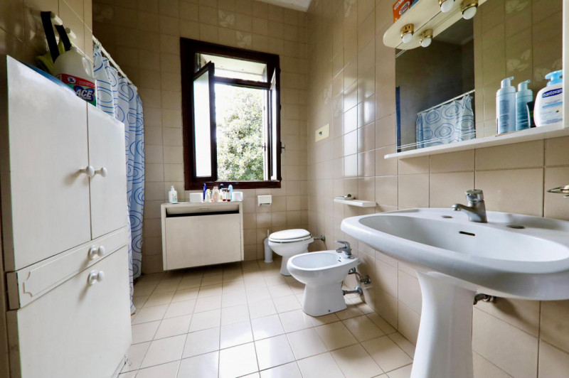 COMPOSIZIONE:
Proponiamo in vendita elegante Villa storica, caratterizzata da spazi ampi e ben di...