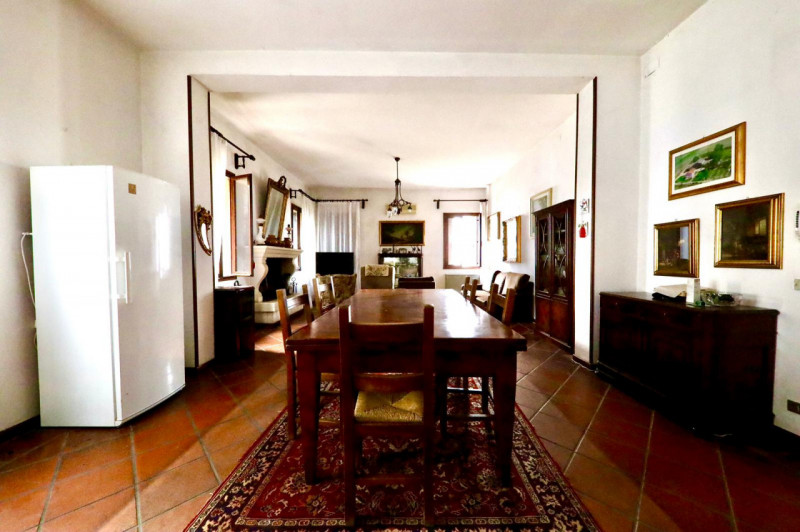 COMPOSIZIONE:
Proponiamo in vendita elegante Villa storica, caratterizzata da spazi ampi e ben di...