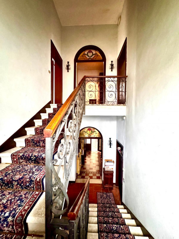 COMPOSIZIONE:
Proponiamo in vendita elegante Villa storica, caratterizzata da spazi ampi e ben di...