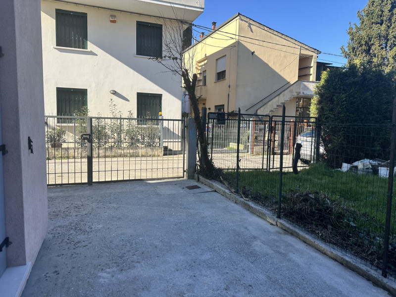 Ospedale e Scuole, prossimo al parco sul fiume.  Per coppia, non per famiglie tre soggetti. Ristr...