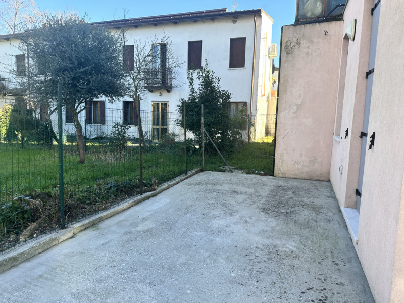 Ospedale e Scuole, prossimo al parco sul fiume.  Per coppia, non per famiglie tre soggetti. Ristr...