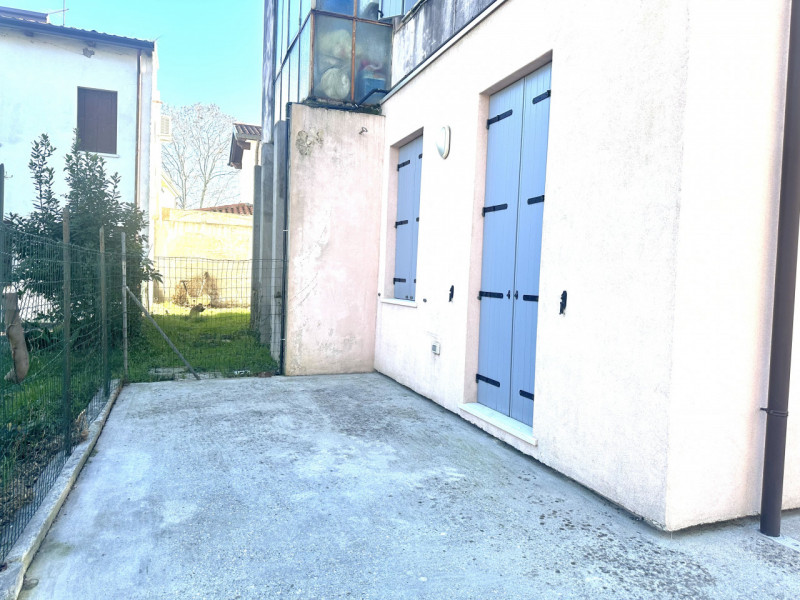 Ospedale e Scuole, prossimo al parco sul fiume.  Per coppia, non per famiglie tre soggetti. Ristr...