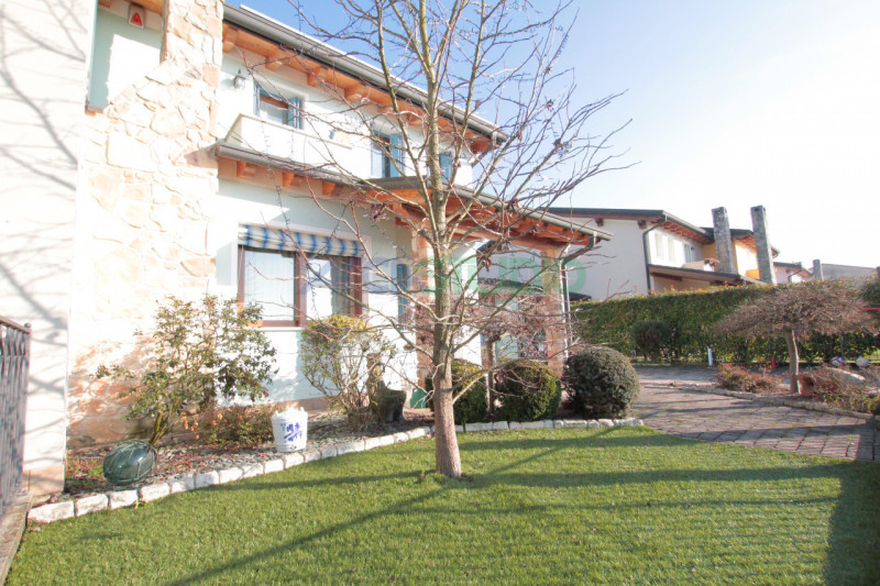 Scoprite questa affascinante casa bifamiliare situata in un tranquillo e riservato quartiere in c...