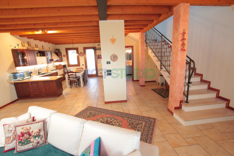 IN TRATTATIVA - Scoprite questa affascinante casa bifamiliare situata in un tranquillo e riservat...