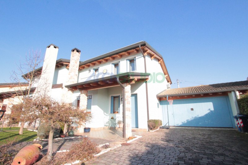 Scoprite questa affascinante casa bifamiliare situata in un tranquillo e riservato quartiere in c...