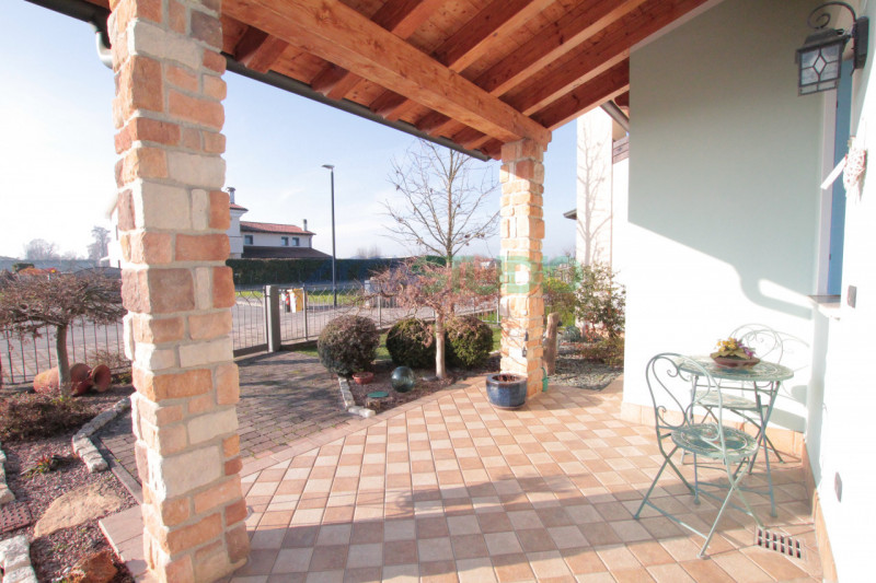 IN TRATTATIVA - Scoprite questa affascinante casa bifamiliare situata in un tranquillo e riservat...