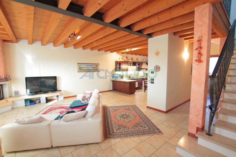 Scoprite questa affascinante casa bifamiliare situata in un tranquillo e riservato quartiere in c...