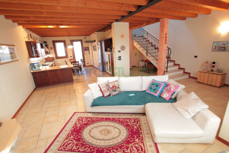 IN TRATTATIVA - Scoprite questa affascinante casa bifamiliare situata in un tranquillo e riservat...