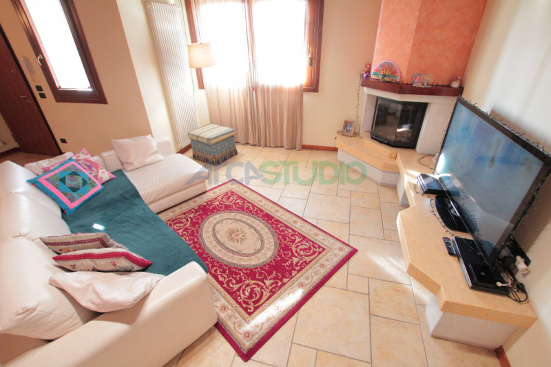 IN TRATTATIVA - Scoprite questa affascinante casa bifamiliare situata in un tranquillo e riservat...