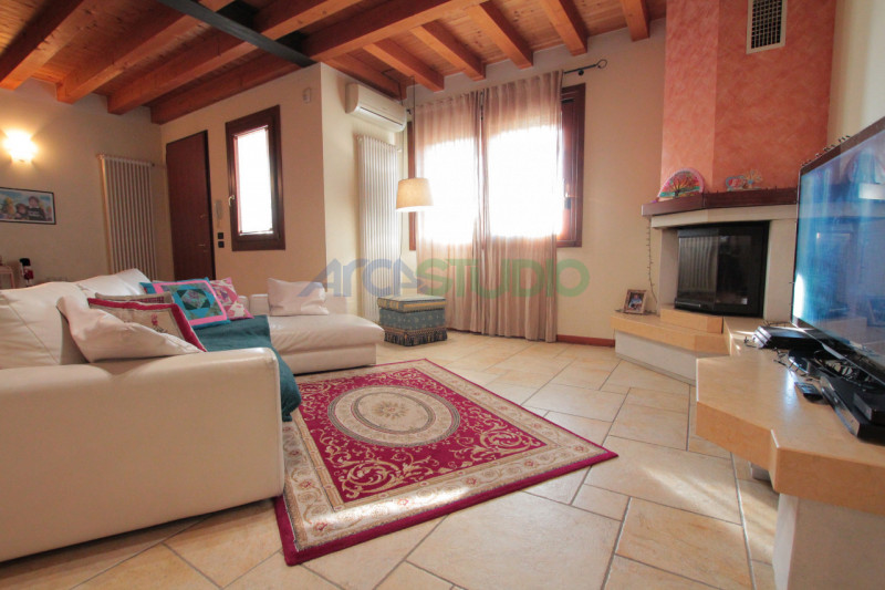 IN TRATTATIVA - Scoprite questa affascinante casa bifamiliare situata in un tranquillo e riservat...