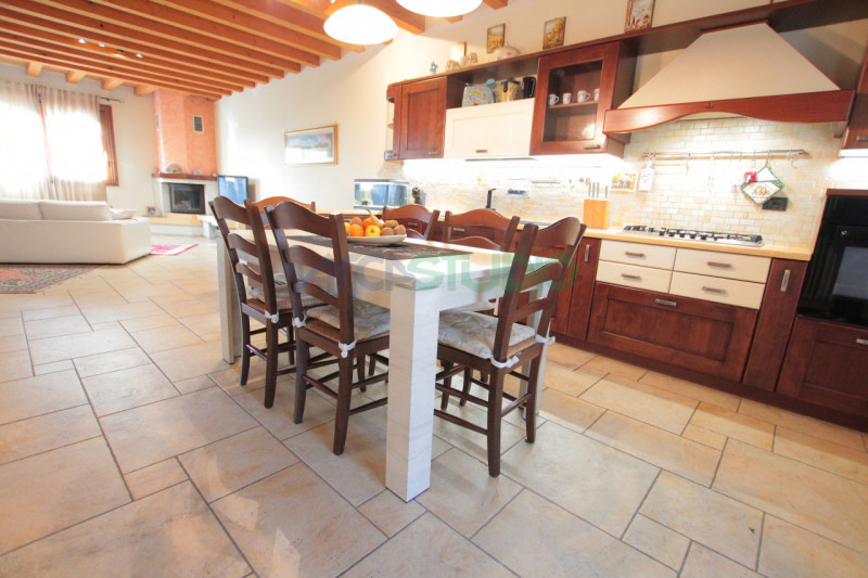 Scoprite questa affascinante casa bifamiliare situata in un tranquillo e riservato quartiere in c...