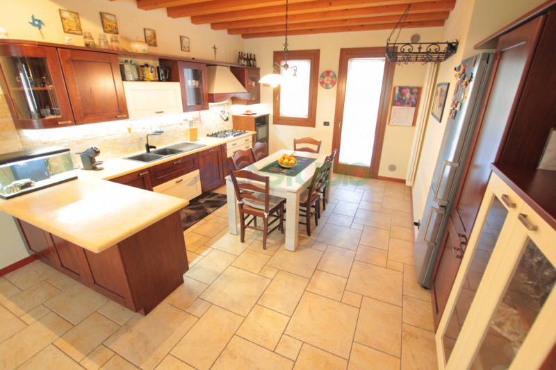 IN TRATTATIVA - Scoprite questa affascinante casa bifamiliare situata in un tranquillo e riservat...