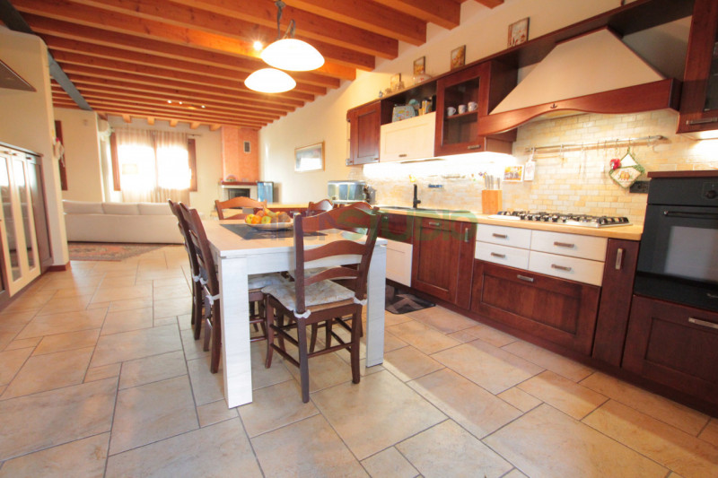 Scoprite questa affascinante casa bifamiliare situata in un tranquillo e riservato quartiere in c...