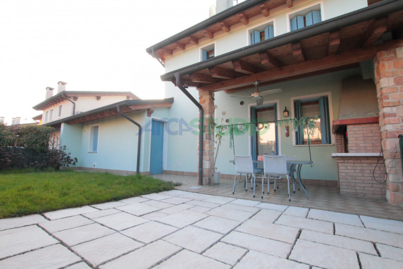 Scoprite questa affascinante casa bifamiliare situata in un tranquillo e riservato quartiere in c...